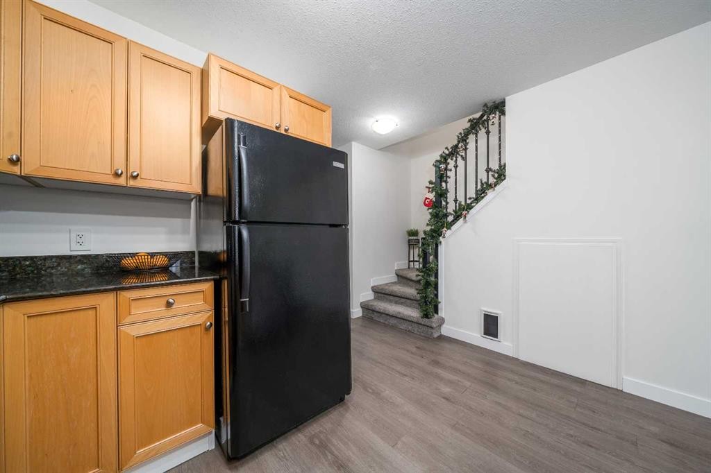 48 Somerset Lane Se, Medicine Hat, AB - Indoor Photo Showing Kitchen