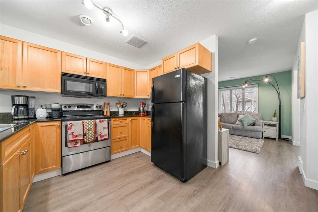 48 Somerset Lane Se, Medicine Hat, AB - Indoor Photo Showing Kitchen