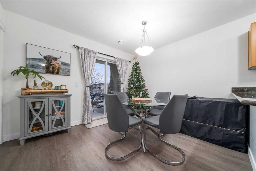 48 Somerset Lane Se, Medicine Hat, AB - Indoor Photo Showing Dining Room