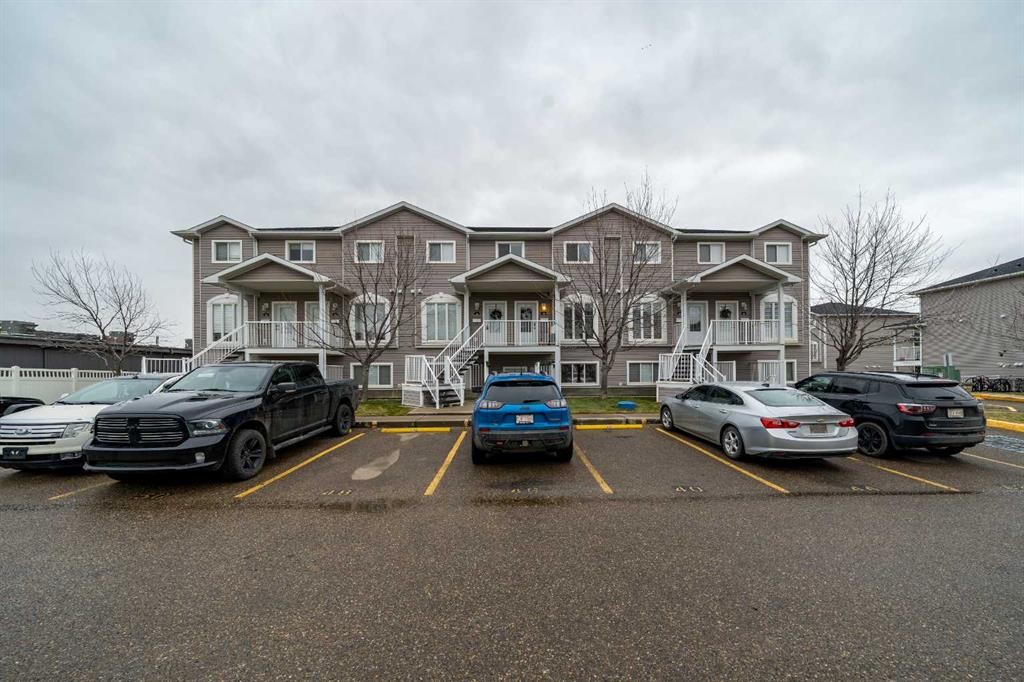 48 Somerset Lane Se, Medicine Hat, AB - Outdoor With Balcony With Facade