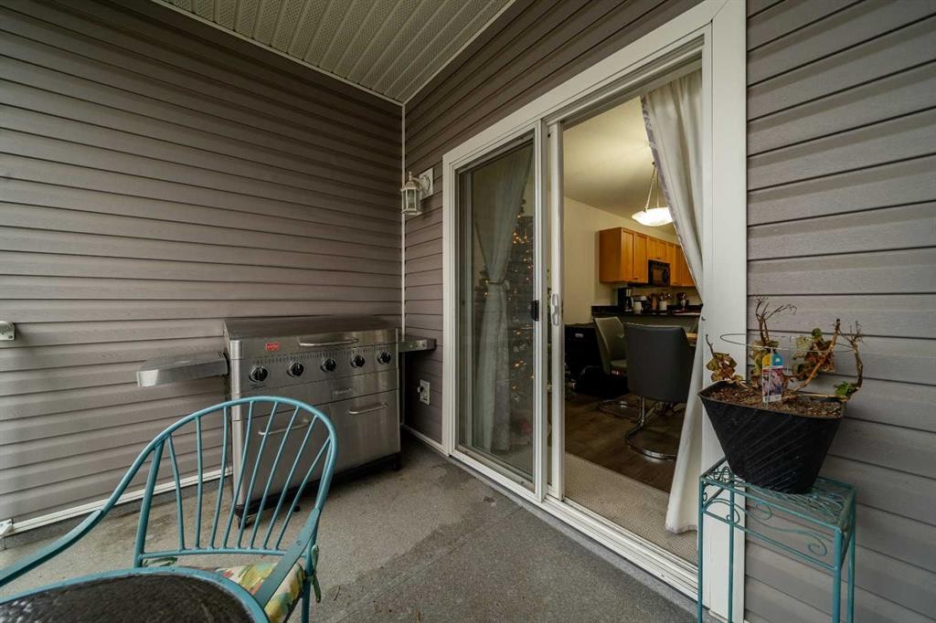 48 Somerset Lane Se, Medicine Hat, AB - Outdoor With Exterior