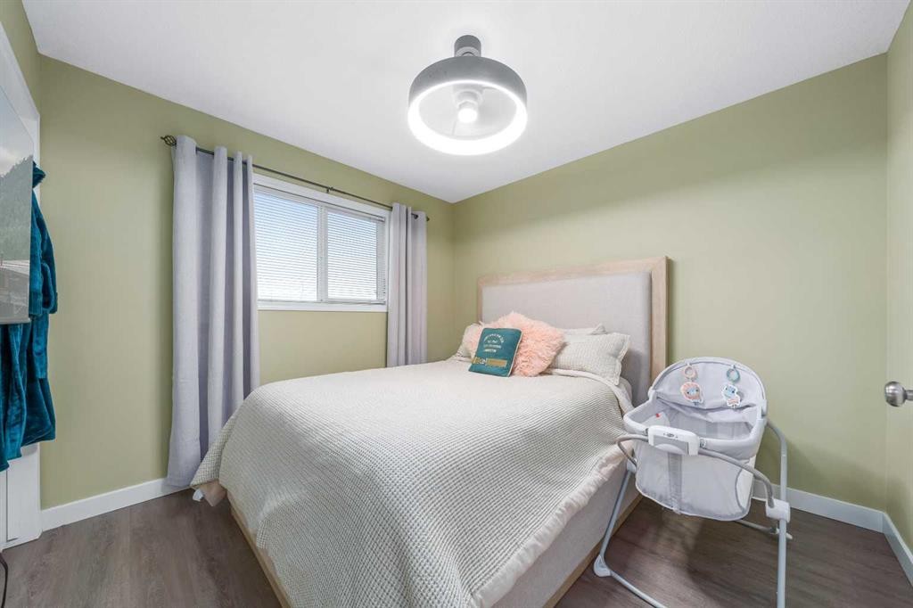 48 Somerset Lane Se, Medicine Hat, AB - Indoor Photo Showing Bedroom
