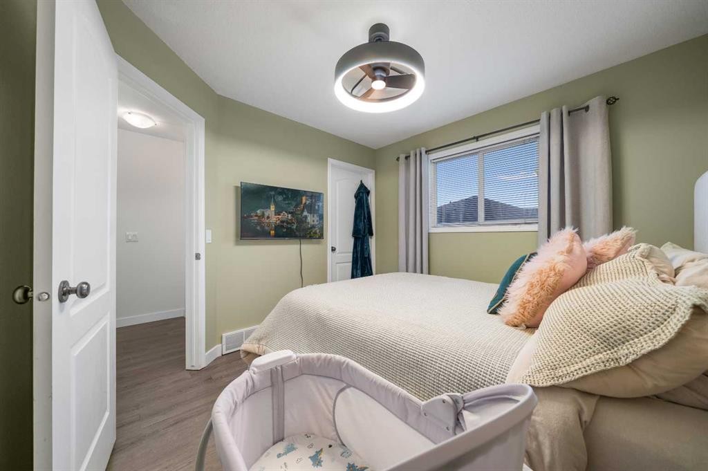 48 Somerset Lane Se, Medicine Hat, AB - Indoor Photo Showing Bedroom