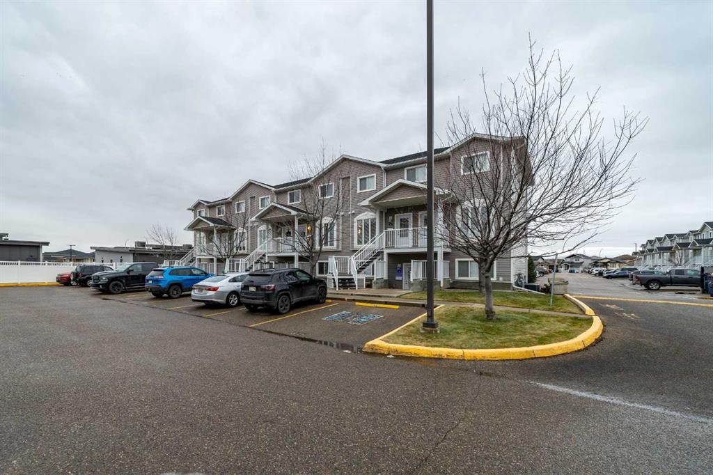 48 Somerset Lane Se, Medicine Hat, AB - Outdoor With Balcony With Facade