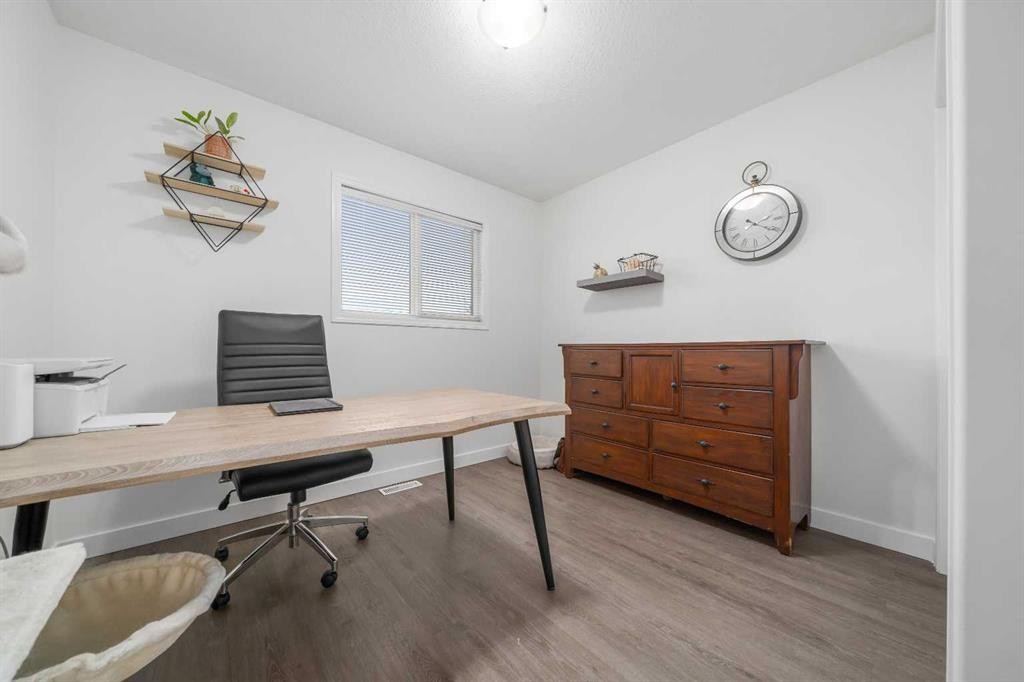 48 Somerset Lane Se, Medicine Hat, AB - Indoor Photo Showing Office