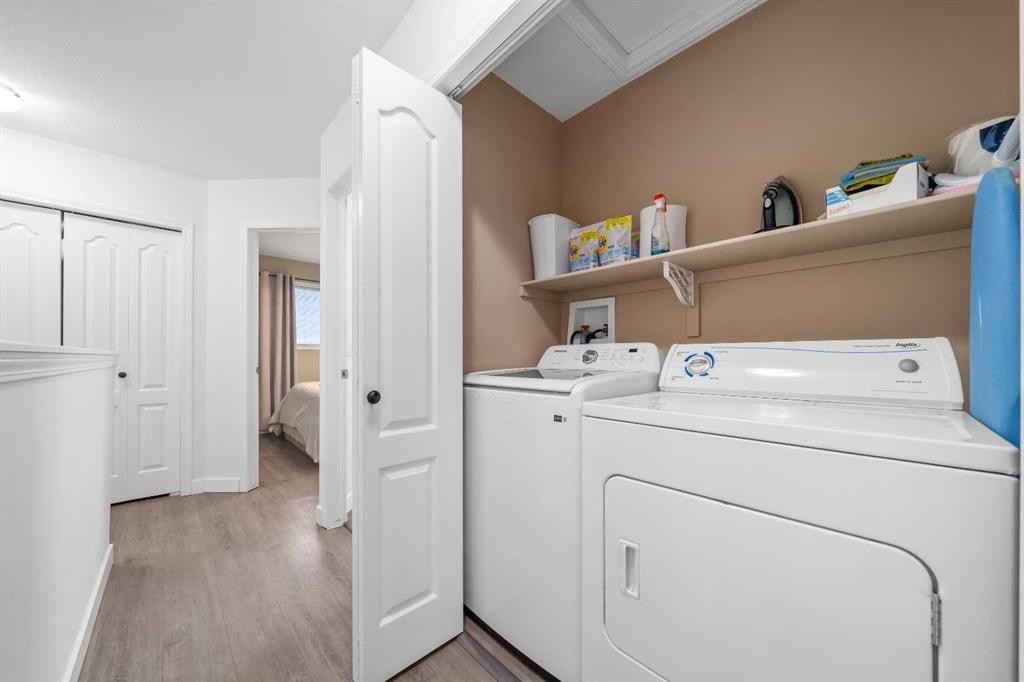 48 Somerset Lane Se, Medicine Hat, AB - Indoor Photo Showing Laundry Room
