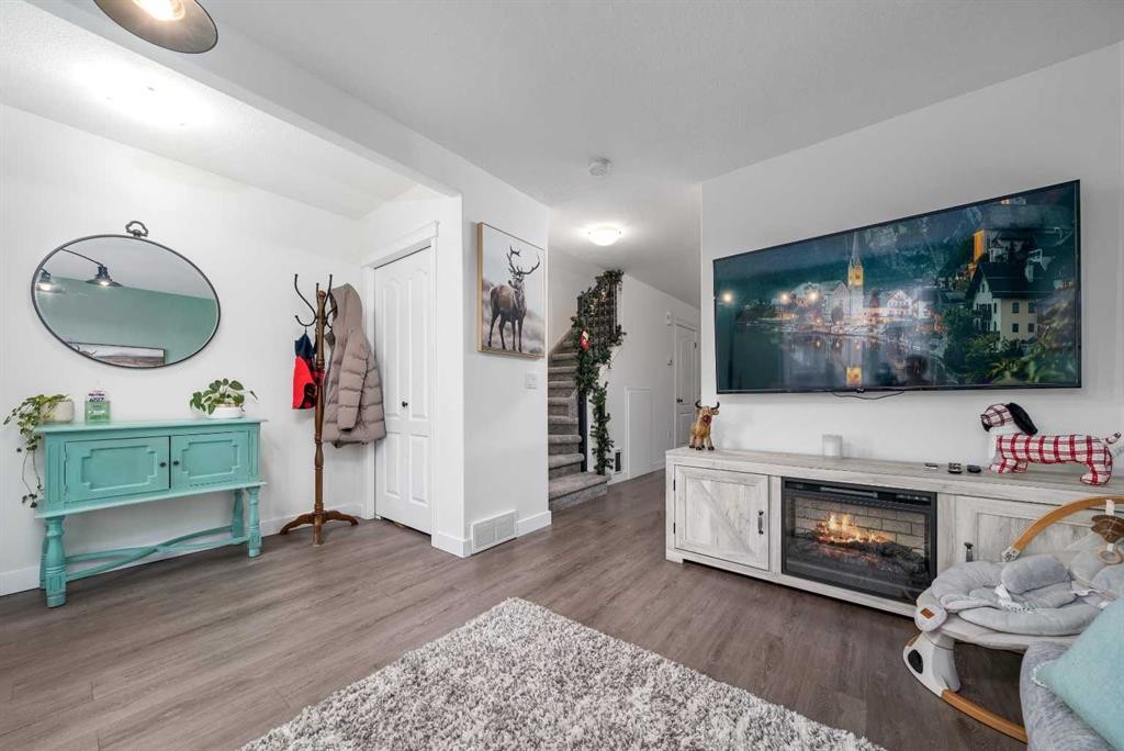 48 Somerset Lane Se, Medicine Hat, AB - Indoor Photo Showing Living Room With Fireplace