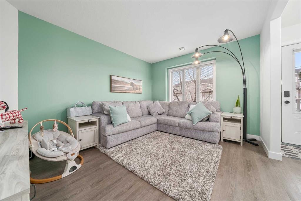 48 Somerset Lane Se, Medicine Hat, AB - Indoor Photo Showing Living Room