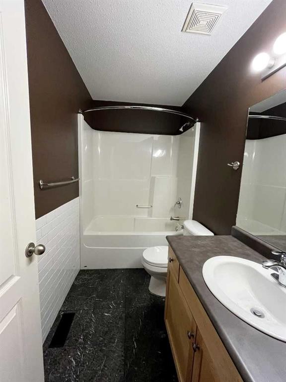260 Sierra Drive Sw, Medicine Hat, AB - Indoor Photo Showing Bathroom