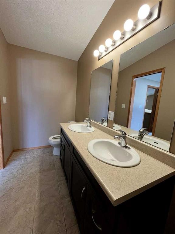 260 Sierra Drive Sw, Medicine Hat, AB - Indoor Photo Showing Bathroom