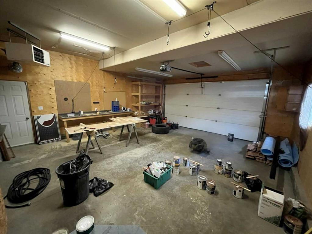 260 Sierra Drive Sw, Medicine Hat, AB - Indoor Photo Showing Garage