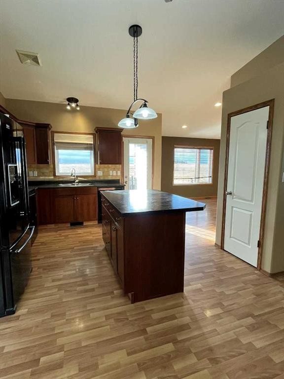 260 Sierra Drive Sw, Medicine Hat, AB - Indoor Photo Showing Kitchen