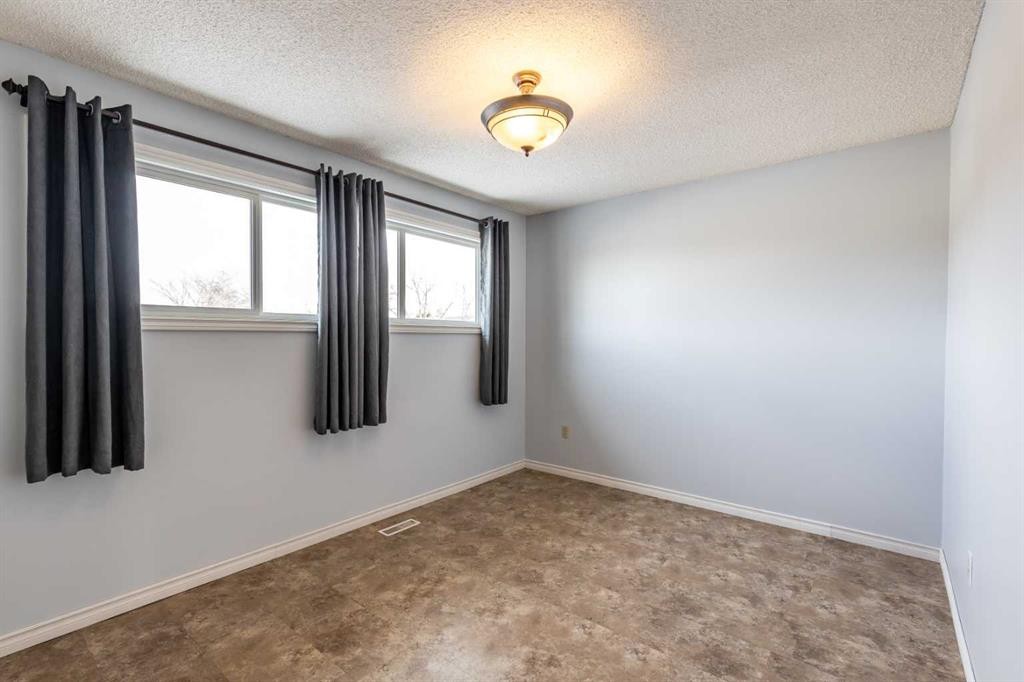 1321 19 Street Se, Medicine Hat, AB - Indoor Photo Showing Other Room