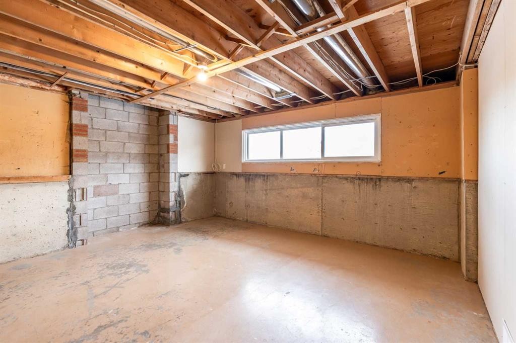 1321 19 Street Se, Medicine Hat, AB - Indoor Photo Showing Basement