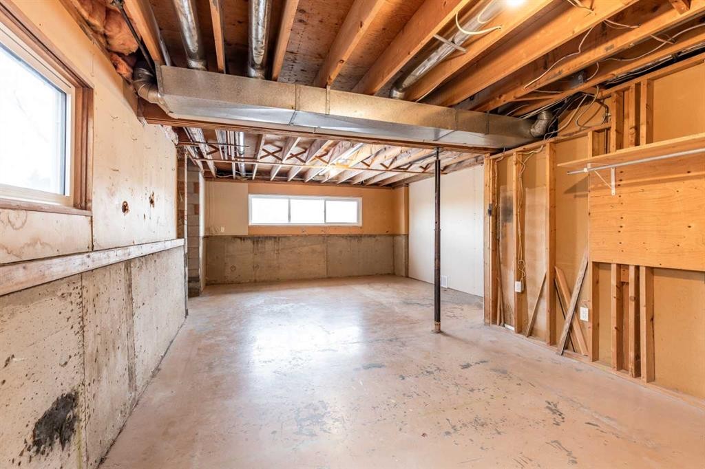 1321 19 Street Se, Medicine Hat, AB - Indoor Photo Showing Basement