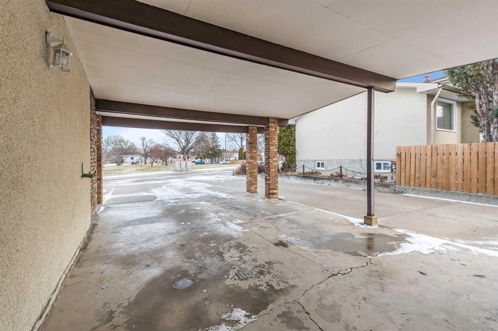 1321 19 Street Se, Medicine Hat, AB - Outdoor