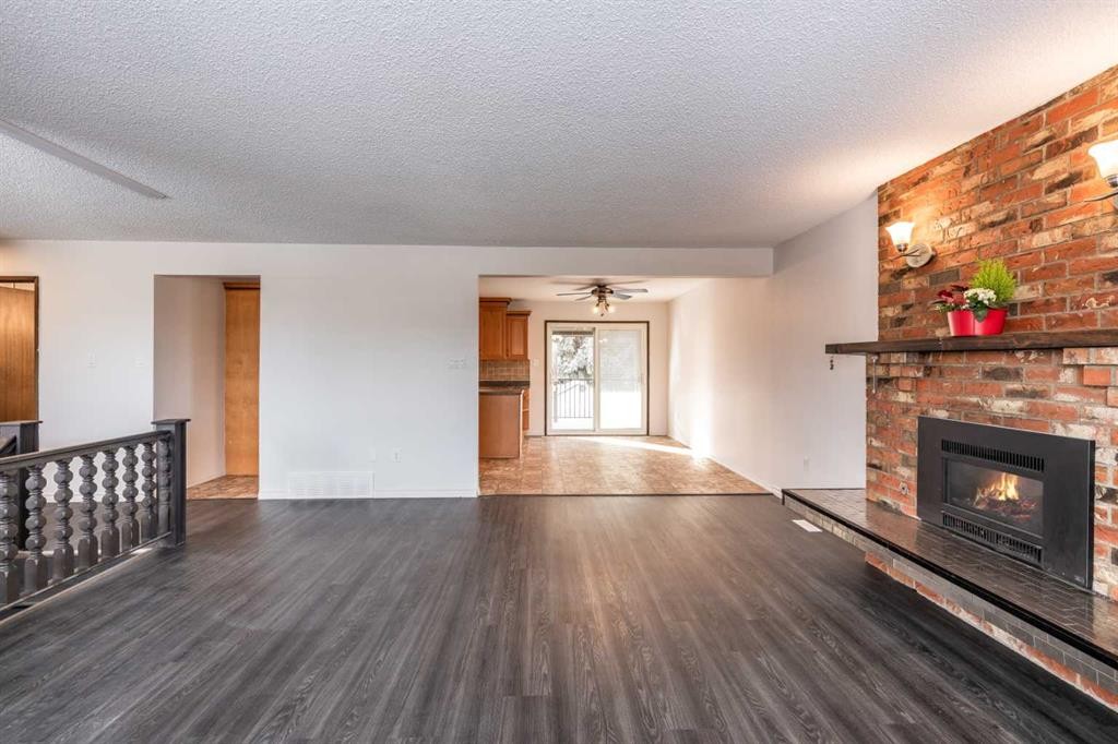 1321 19 Street Se, Medicine Hat, AB - Indoor Photo Showing Living Room With Fireplace