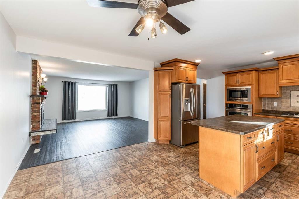 1321 19 Street Se, Medicine Hat, AB - Indoor Photo Showing Kitchen