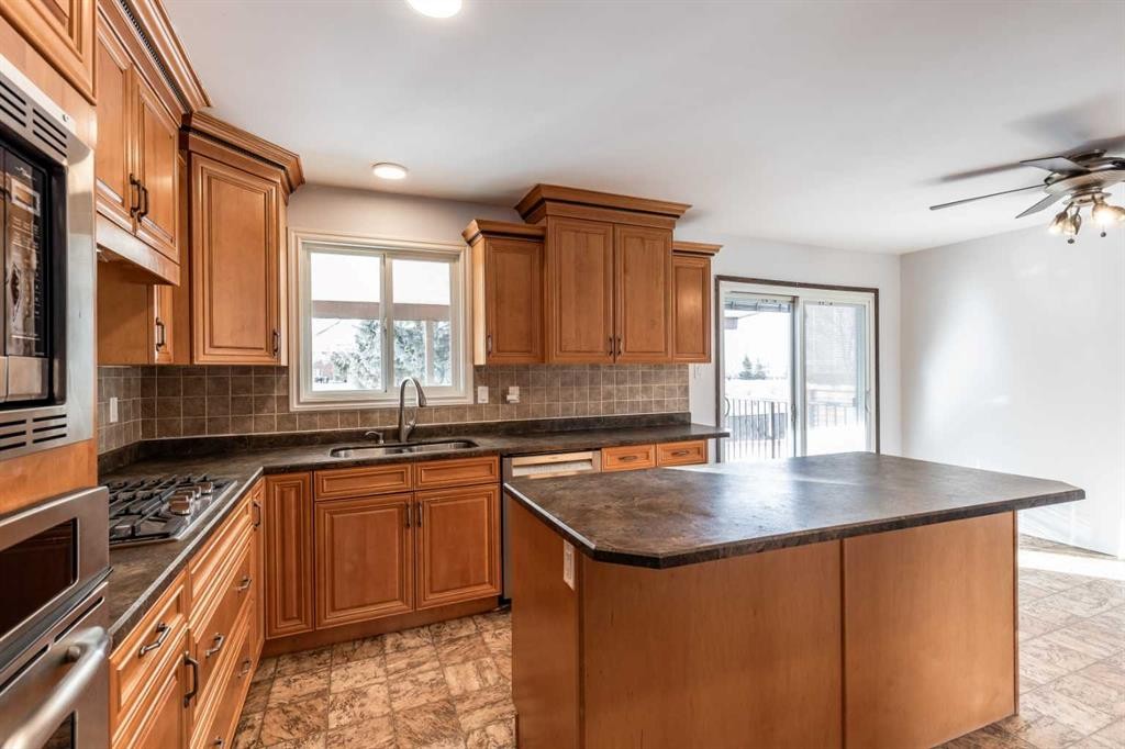 1321 19 Street Se, Medicine Hat, AB - Indoor Photo Showing Kitchen With Double Sink