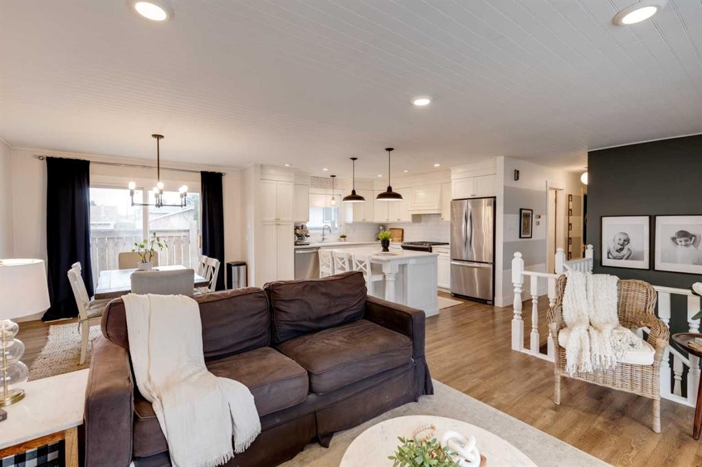 157 Calder Road Se, Medicine Hat, AB - Indoor Photo Showing Living Room