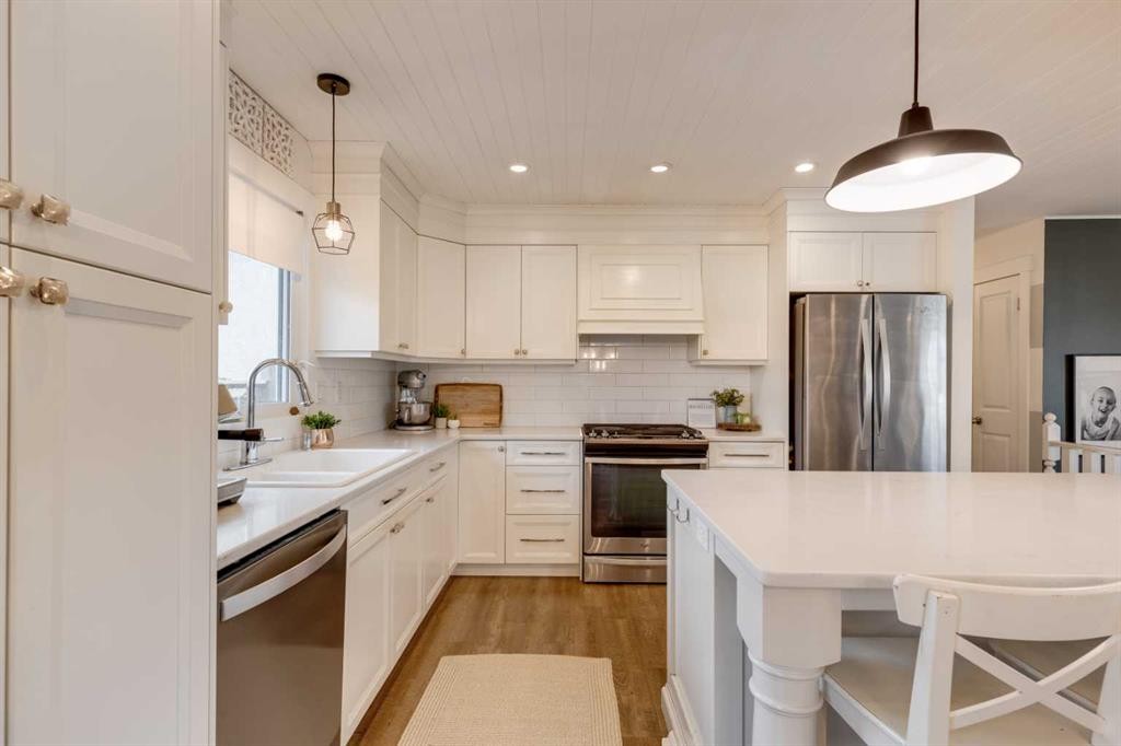 157 Calder Road Se, Medicine Hat, AB - Indoor Photo Showing Kitchen With Stainless Steel Kitchen With Upgraded Kitchen