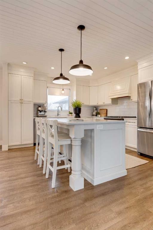 157 Calder Road Se, Medicine Hat, AB - Indoor Photo Showing Kitchen With Upgraded Kitchen