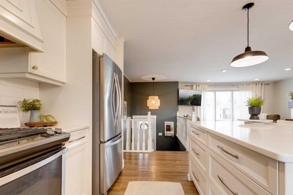 157 Calder Road Se, Medicine Hat, AB - Indoor Photo Showing Kitchen