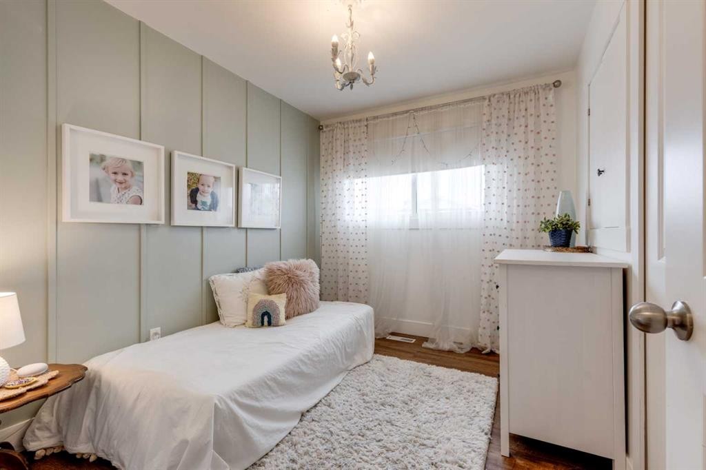 157 Calder Road Se, Medicine Hat, AB - Indoor Photo Showing Bedroom