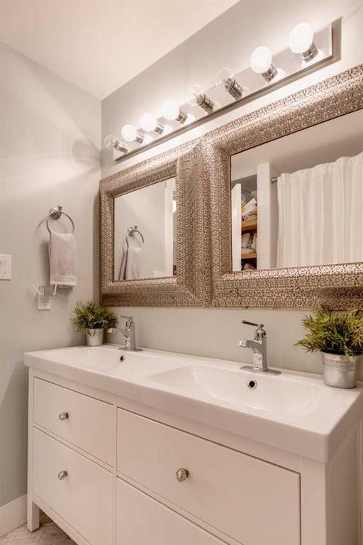 157 Calder Road Se, Medicine Hat, AB - Indoor Photo Showing Bathroom