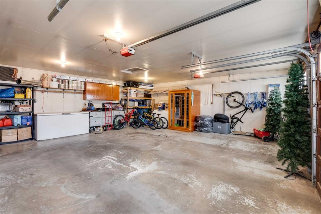 157 Calder Road Se, Medicine Hat, AB - Indoor Photo Showing Garage