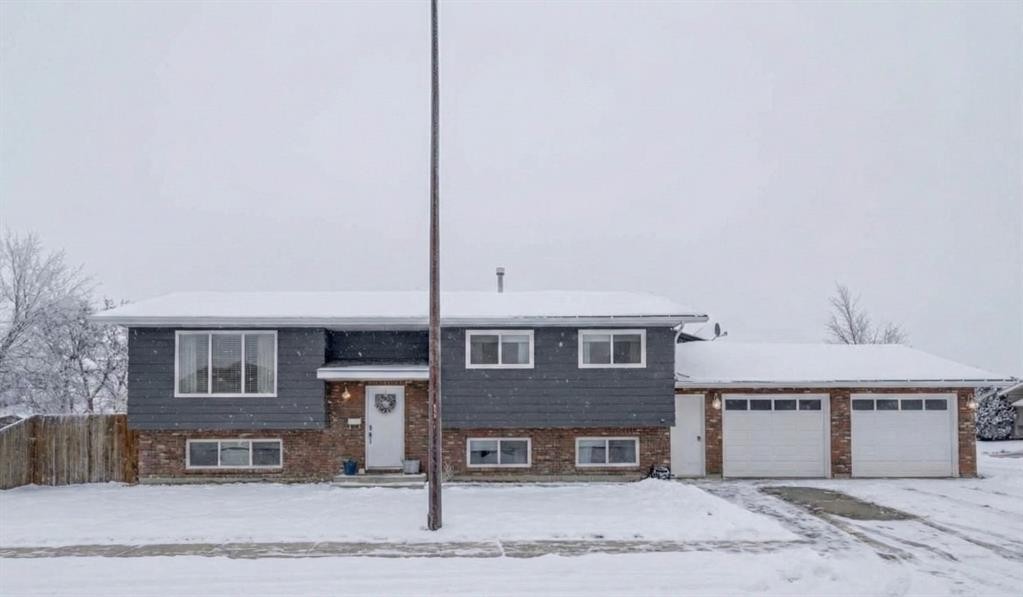 157 Calder Road Se, Medicine Hat, AB - Outdoor With Facade
