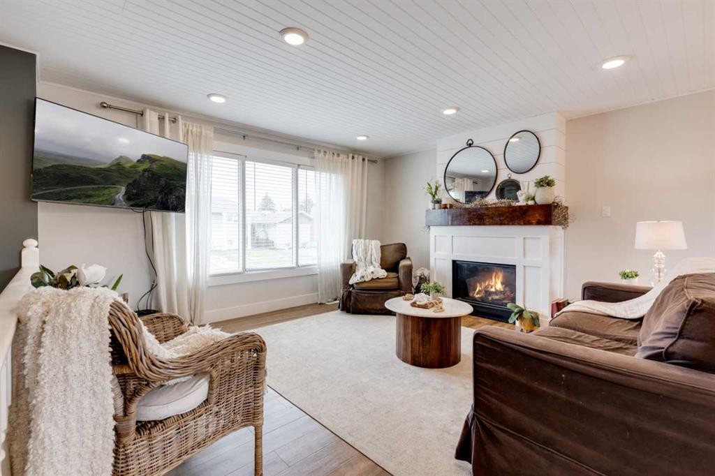 157 Calder Road Se, Medicine Hat, AB - Indoor With Fireplace