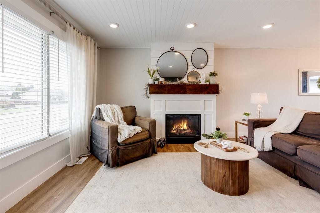 157 Calder Road Se, Medicine Hat, AB - Indoor Photo Showing Living Room With Fireplace