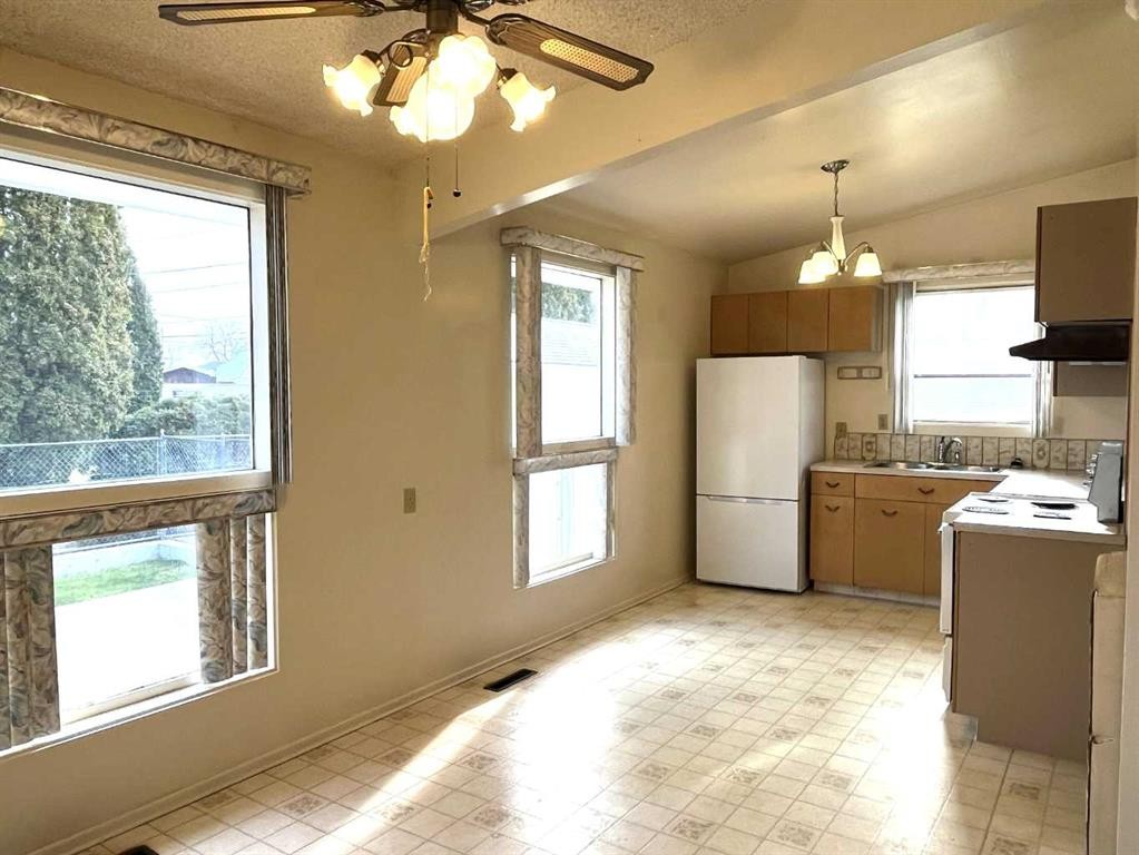 895 16A Street Ne, Medicine Hat, AB - Indoor Photo Showing Kitchen