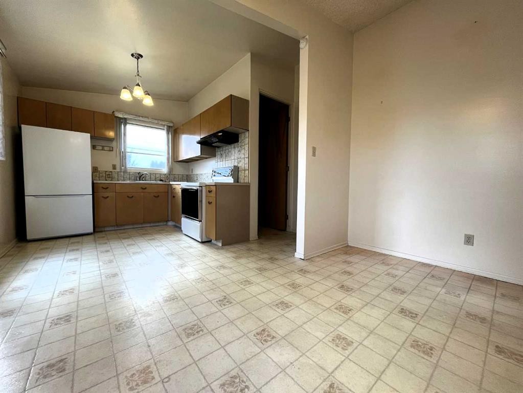 895 16A Street Ne, Medicine Hat, AB - Indoor Photo Showing Kitchen