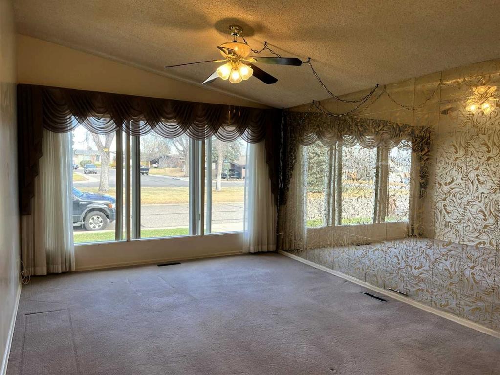 895 16A Street Ne, Medicine Hat, AB - Indoor Photo Showing Other Room