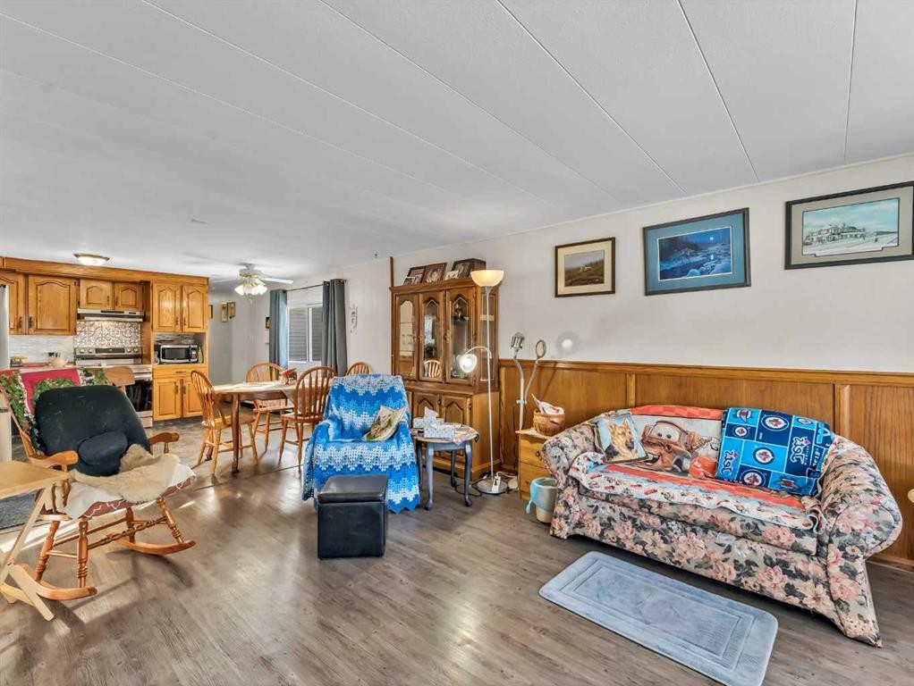 125 Foster Street Se, Seven Persons, AB - Indoor Photo Showing Other Room