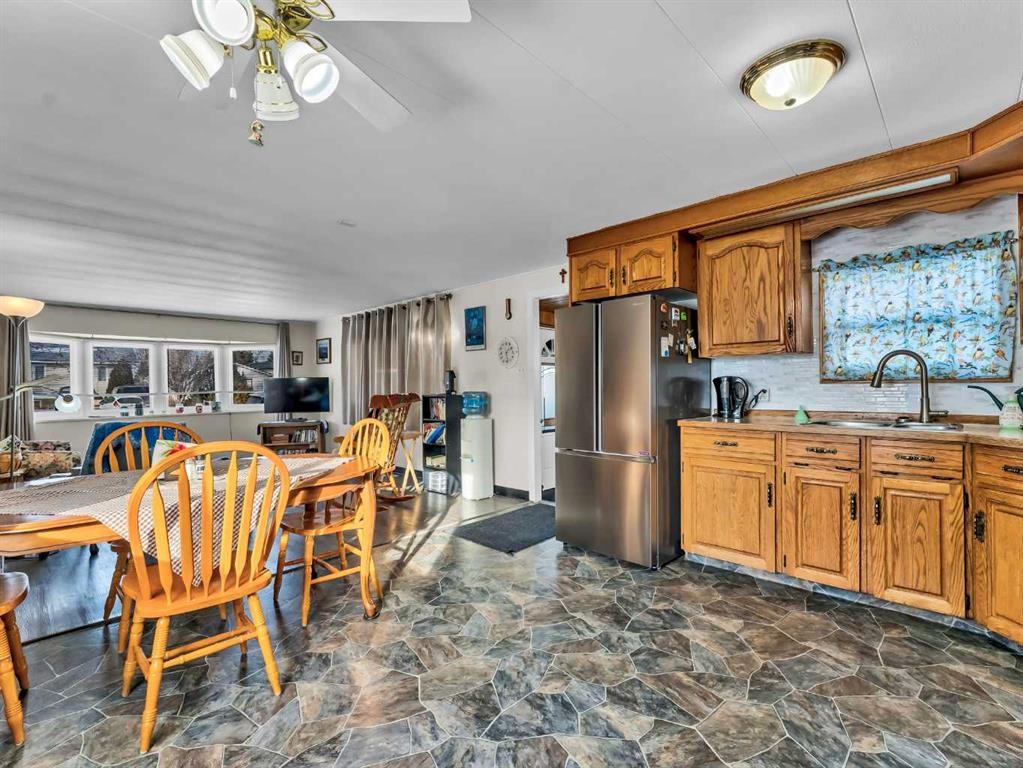 125 Foster Street Se, Seven Persons, AB - Indoor Photo Showing Kitchen