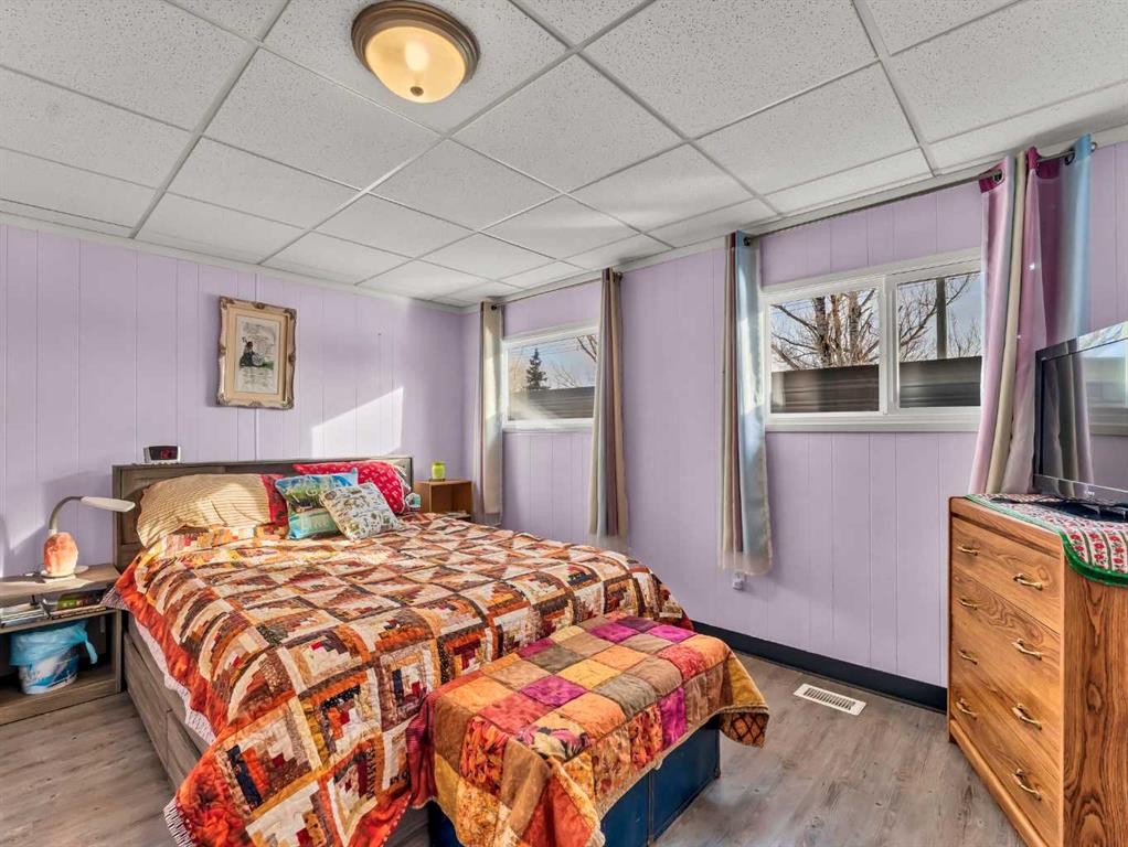 125 Foster Street Se, Seven Persons, AB - Indoor Photo Showing Bedroom