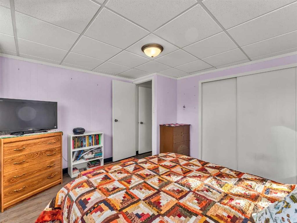 125 Foster Street Se, Seven Persons, AB - Indoor Photo Showing Bedroom