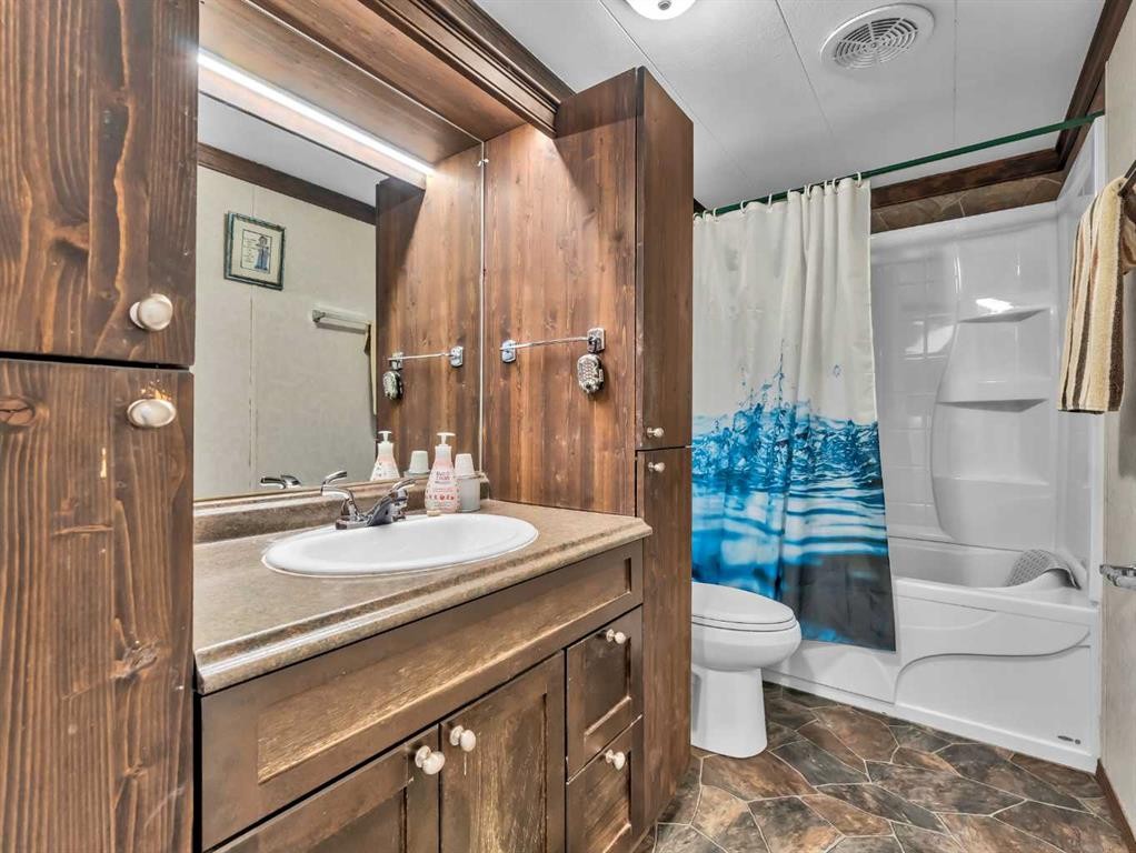 125 Foster Street Se, Seven Persons, AB - Indoor Photo Showing Bathroom