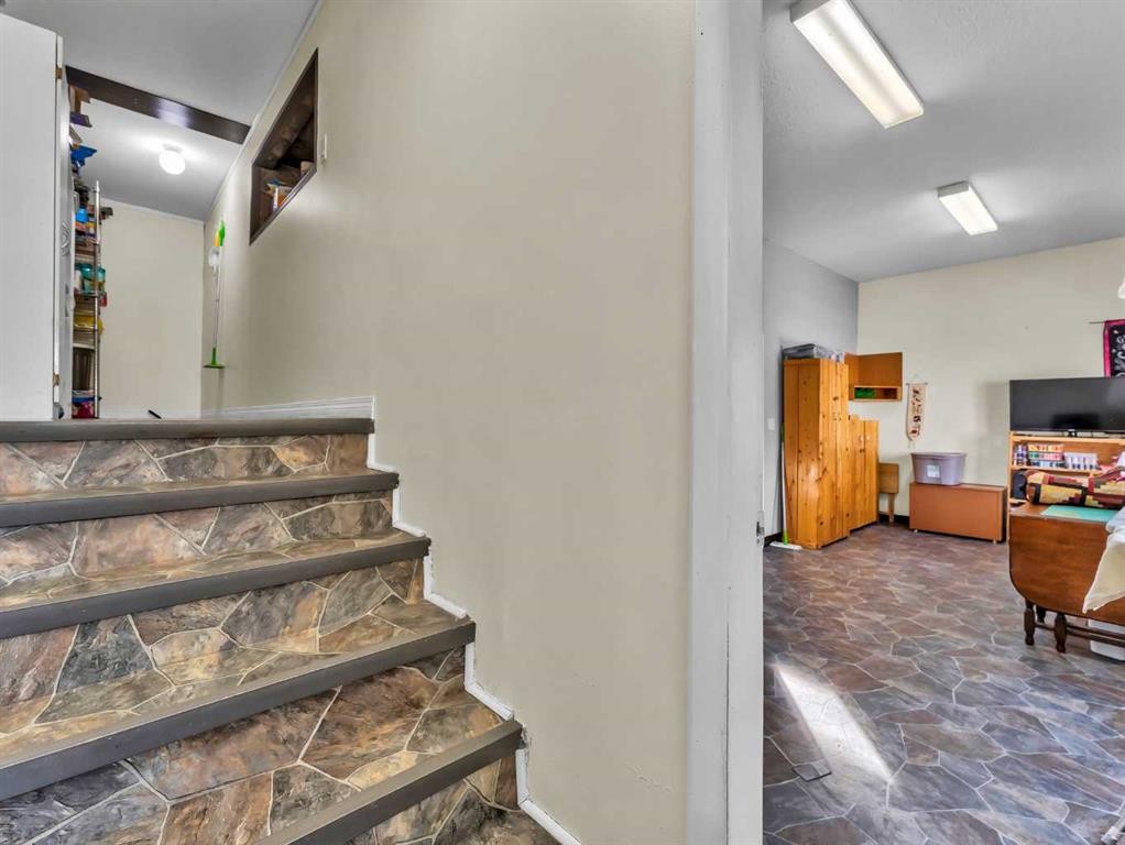 125 Foster Street Se, Seven Persons, AB - Indoor Photo Showing Other Room