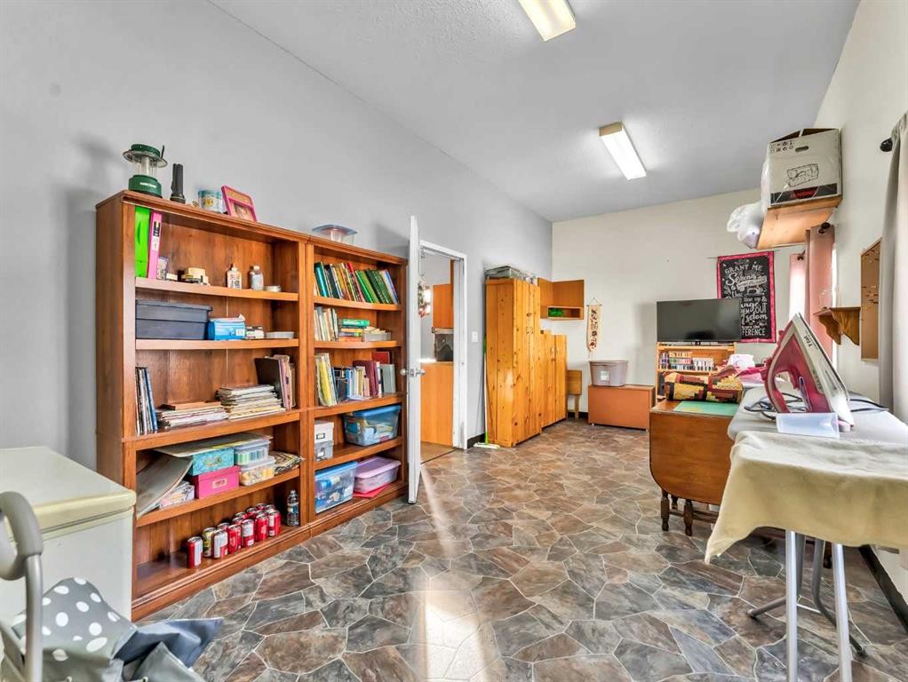 125 Foster Street Se, Seven Persons, AB - Indoor Photo Showing Office