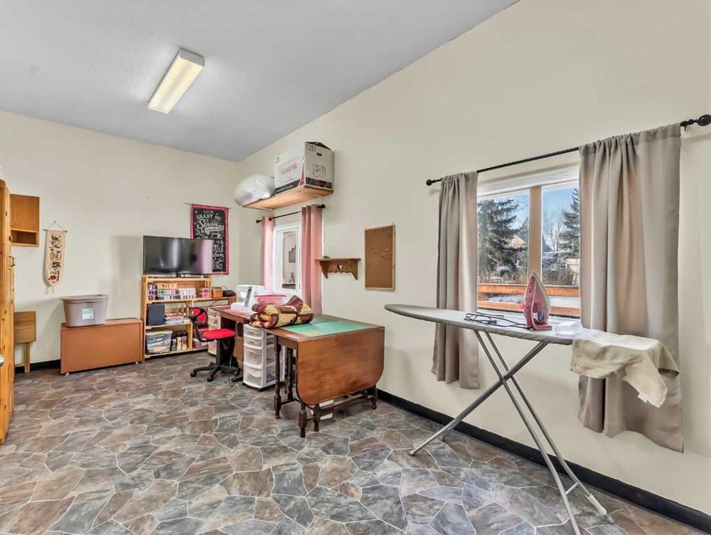 125 Foster Street Se, Seven Persons, AB - Indoor
