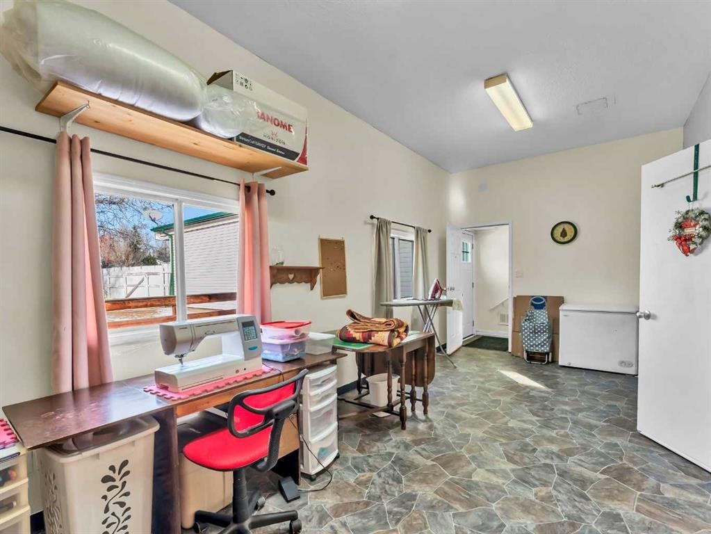 125 Foster Street Se, Seven Persons, AB - Indoor Photo Showing Office