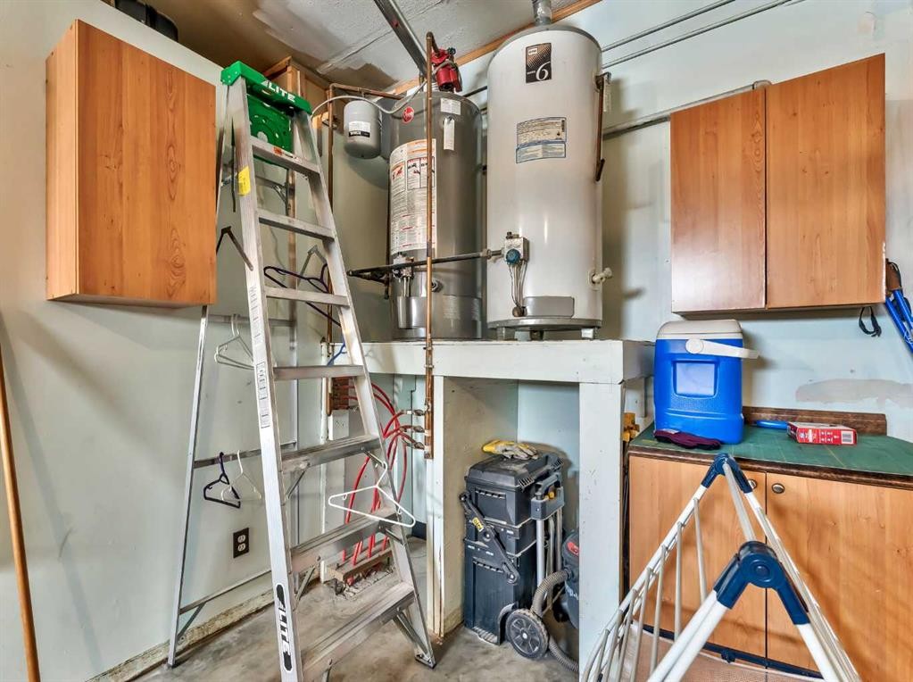 125 Foster Street Se, Seven Persons, AB - Indoor Photo Showing Other Room