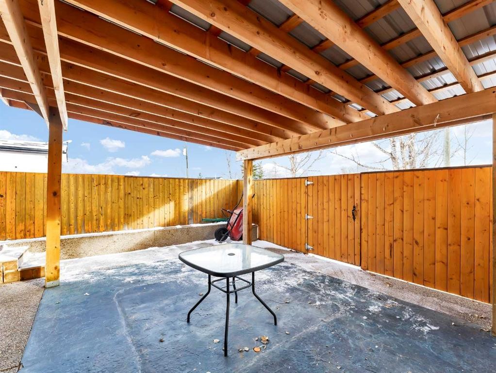 125 Foster Street Se, Seven Persons, AB - Indoor Photo Showing Other Room