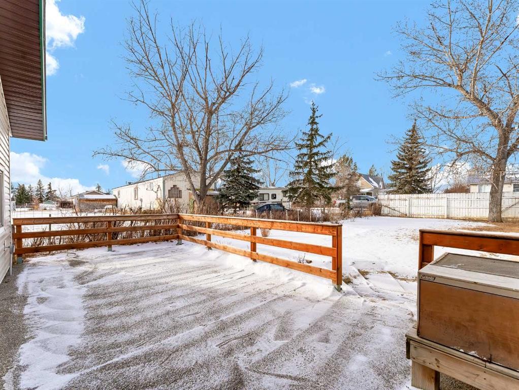 125 Foster Street Se, Seven Persons, AB - Outdoor