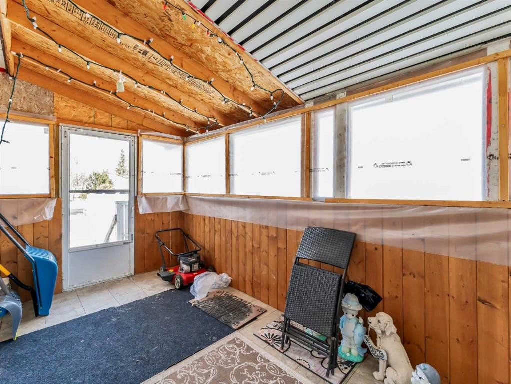 125 Foster Street Se, Seven Persons, AB - Indoor