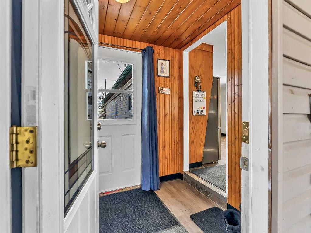 125 Foster Street Se, Seven Persons, AB - With Exterior